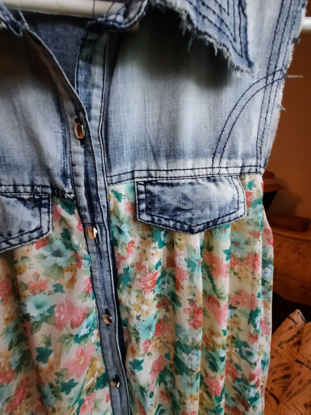 Denim and soft floral sheer tunic, PTP 20" - Picture 4 of 7